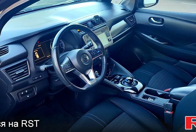 Серый Ниссан Лиф, объемом двигателя 0 л и пробегом 65 тыс. км за 12999 $, фото 3 на Automoto.ua