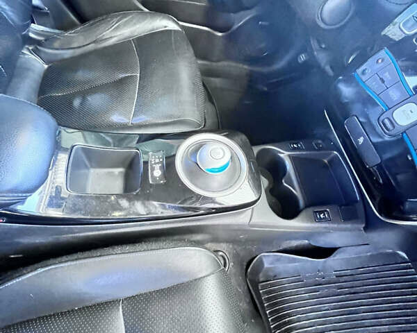 Серый Ниссан Лиф, объемом двигателя 0 л и пробегом 149 тыс. км за 8500 $, фото 6 на Automoto.ua