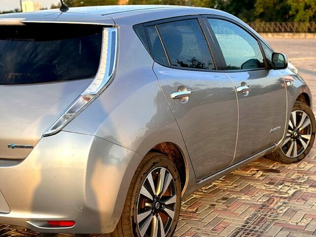 Серый Ниссан Лиф, объемом двигателя 80 л и пробегом 115 тыс. км за 8700 $, фото 5 на Automoto.ua