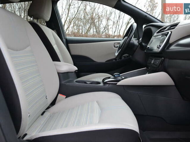 Серый Ниссан Лиф, объемом двигателя 0 л и пробегом 109 тыс. км за 12999 $, фото 25 на Automoto.ua