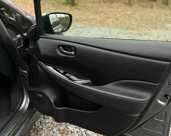 Серый Ниссан Лиф, объемом двигателя 0 л и пробегом 130 тыс. км за 11999 $, фото 14 на Automoto.ua