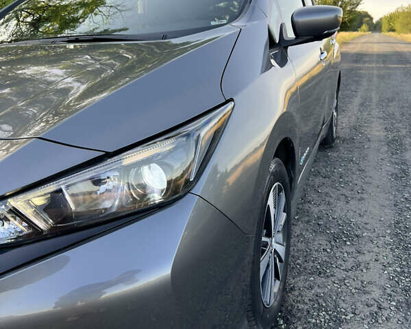 Сірий Ніссан Ліф, об'ємом двигуна 0 л та пробігом 74 тис. км за 15000 $, фото 3 на Automoto.ua