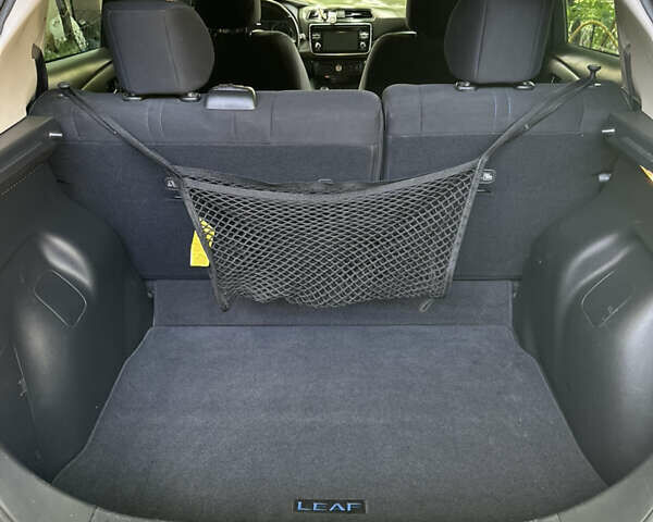 Серый Ниссан Лиф, объемом двигателя 0 л и пробегом 85 тыс. км за 12700 $, фото 12 на Automoto.ua