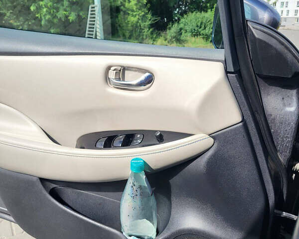 Серый Ниссан Лиф, объемом двигателя 0 л и пробегом 94 тыс. км за 13000 $, фото 7 на Automoto.ua