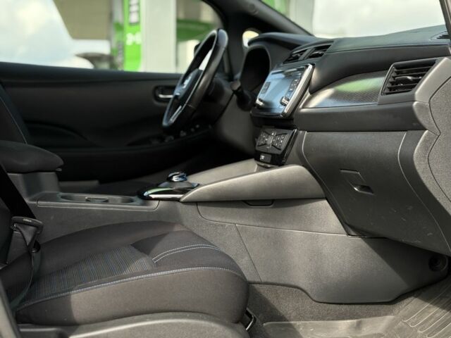 Серый Ниссан Лиф, объемом двигателя 0 л и пробегом 96 тыс. км за 12500 $, фото 13 на Automoto.ua