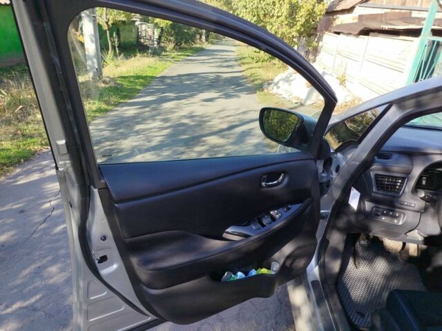 Серый Ниссан Лиф, объемом двигателя 0 л и пробегом 176 тыс. км за 10100 $, фото 3 на Automoto.ua