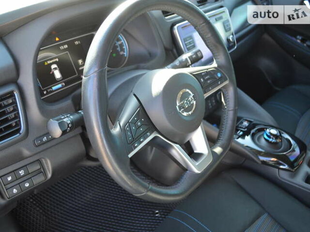 Серый Ниссан Лиф, объемом двигателя 0 л и пробегом 64 тыс. км за 14000 $, фото 38 на Automoto.ua