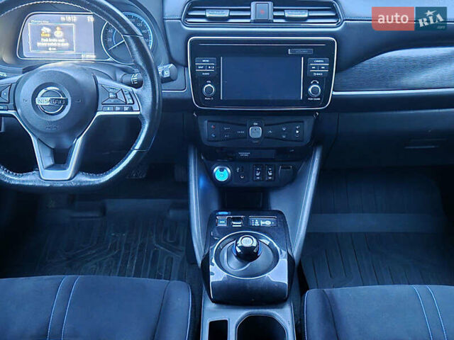 Серый Ниссан Лиф, объемом двигателя 0 л и пробегом 97 тыс. км за 11300 $, фото 8 на Automoto.ua