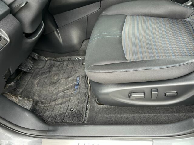 Серый Ниссан Лиф, объемом двигателя 0 л и пробегом 127 тыс. км за 11500 $, фото 4 на Automoto.ua