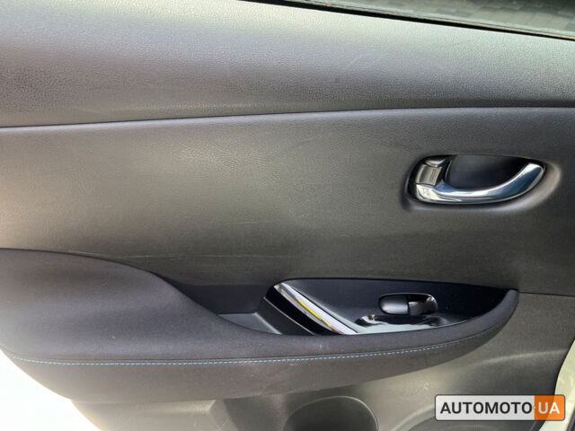 Серый Ниссан Лиф, объемом двигателя 40 л и пробегом 180 тыс. км за 14800 $, фото 22 на Automoto.ua