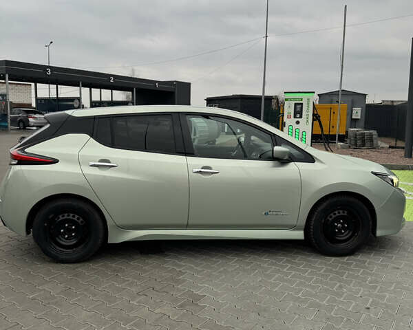 Серый Ниссан Лиф, объемом двигателя 0 л и пробегом 160 тыс. км за 14575 $, фото 1 на Automoto.ua