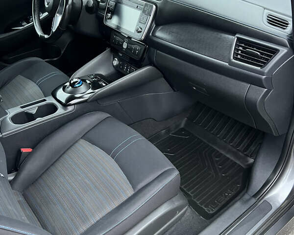 Сірий Ніссан Ліф, об'ємом двигуна 0 л та пробігом 145 тис. км за 12750 $, фото 24 на Automoto.ua