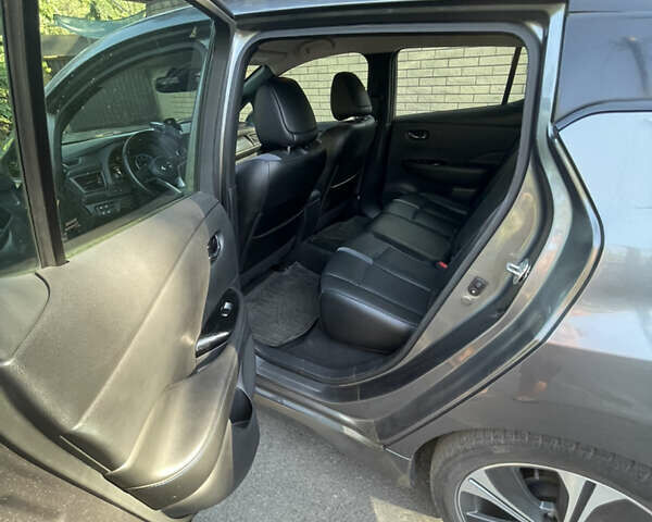 Серый Ниссан Лиф, объемом двигателя 0 л и пробегом 137 тыс. км за 12300 $, фото 12 на Automoto.ua