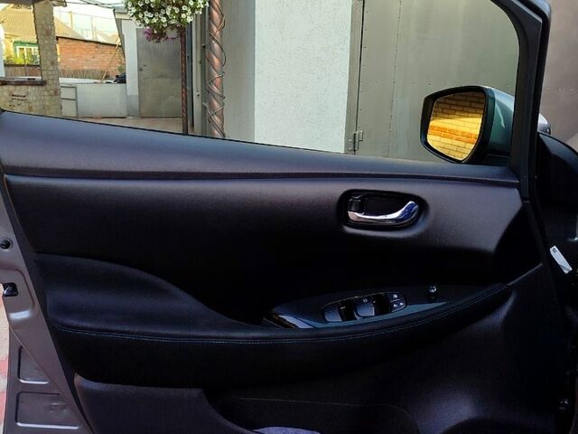 Серый Ниссан Лиф, объемом двигателя 0.11 л и пробегом 139 тыс. км за 12500 $, фото 6 на Automoto.ua