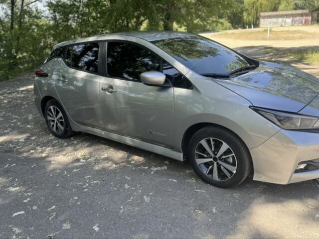 Сірий Ніссан Ліф, об'ємом двигуна 0 л та пробігом 89 тис. км за 13300 $, фото 1 на Automoto.ua