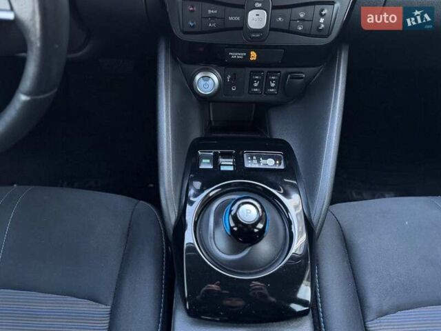 Серый Ниссан Лиф, объемом двигателя 0 л и пробегом 160 тыс. км за 11999 $, фото 10 на Automoto.ua