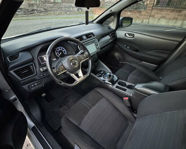 Серый Ниссан Лиф, объемом двигателя 0 л и пробегом 150 тыс. км за 10800 $, фото 20 на Automoto.ua