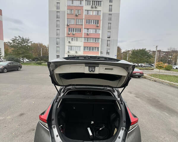 Серый Ниссан Лиф, объемом двигателя 0 л и пробегом 105 тыс. км за 12500 $, фото 1 на Automoto.ua