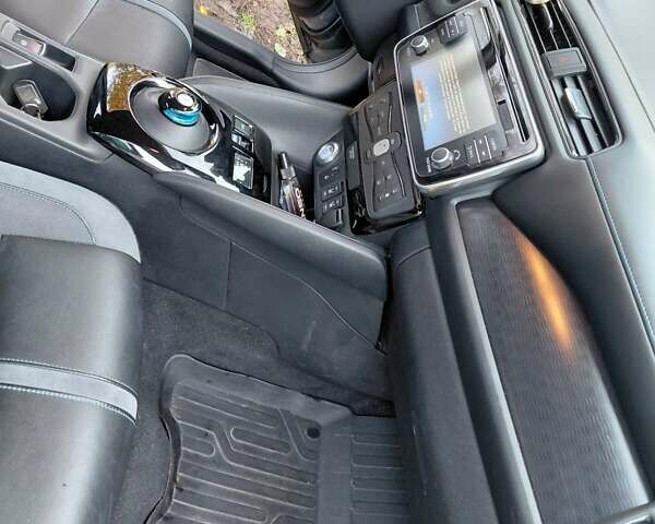 Серый Ниссан Лиф, объемом двигателя 0 л и пробегом 98 тыс. км за 13200 $, фото 8 на Automoto.ua