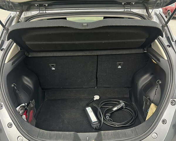 Серый Ниссан Лиф, объемом двигателя 0 л и пробегом 105 тыс. км за 12500 $, фото 2 на Automoto.ua