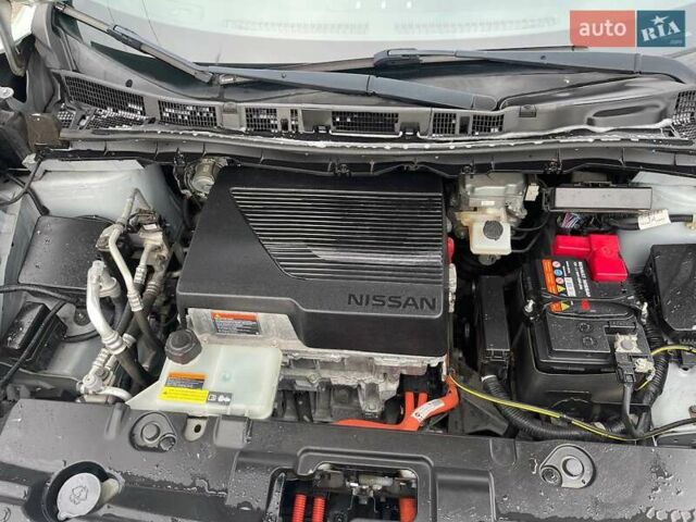 Серый Ниссан Лиф, объемом двигателя 0 л и пробегом 102 тыс. км за 13200 $, фото 32 на Automoto.ua