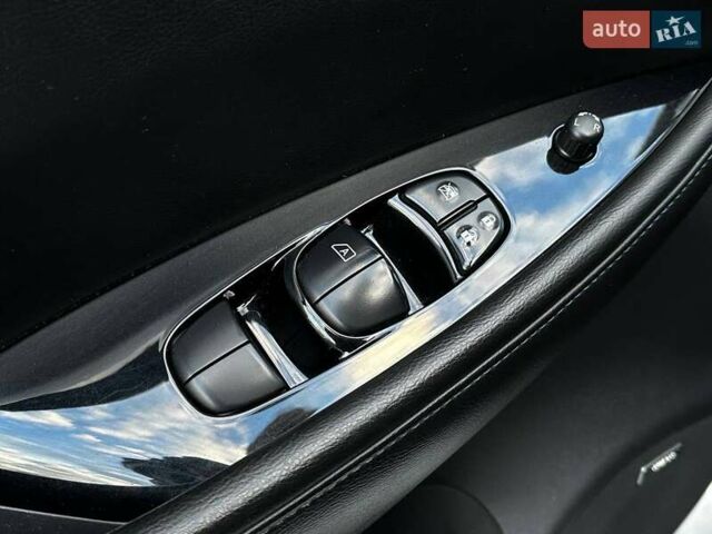 Серый Ниссан Лиф, объемом двигателя 0 л и пробегом 69 тыс. км за 15800 $, фото 31 на Automoto.ua