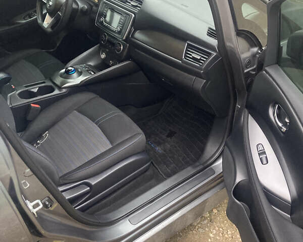 Серый Ниссан Лиф, объемом двигателя 0 л и пробегом 65 тыс. км за 11500 $, фото 8 на Automoto.ua