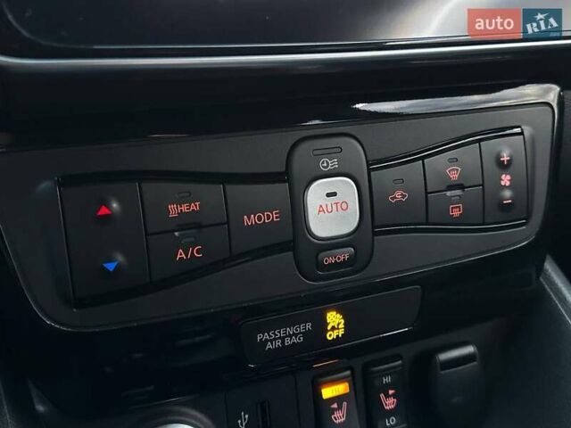 Серый Ниссан Лиф, объемом двигателя 0 л и пробегом 69 тыс. км за 15800 $, фото 27 на Automoto.ua