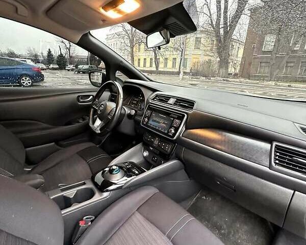 Серый Ниссан Лиф, объемом двигателя 0 л и пробегом 99 тыс. км за 13100 $, фото 7 на Automoto.ua