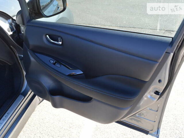 Серый Ниссан Лиф, объемом двигателя 0 л и пробегом 64 тыс. км за 14000 $, фото 48 на Automoto.ua