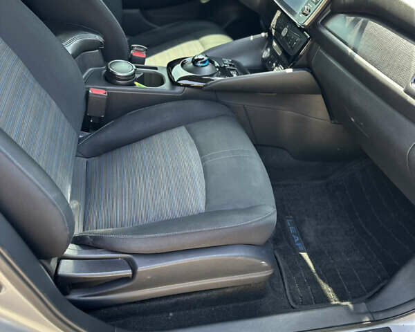 Серый Ниссан Лиф, объемом двигателя 0 л и пробегом 85 тыс. км за 12700 $, фото 9 на Automoto.ua