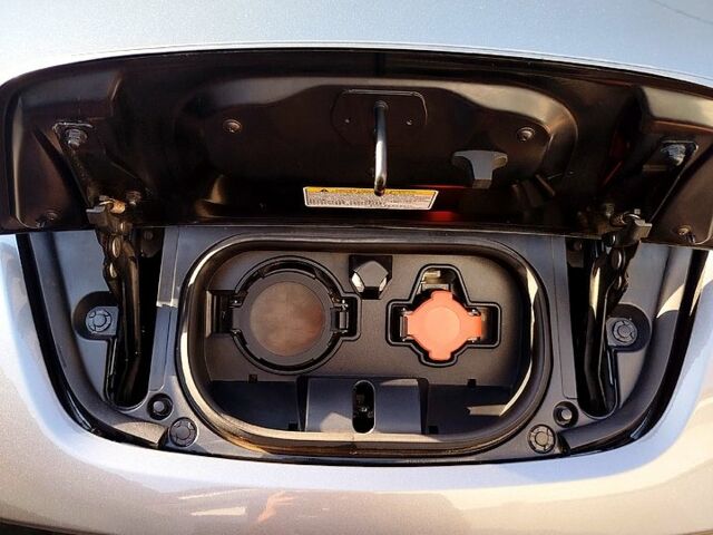 Серый Ниссан Лиф, объемом двигателя 0.11 л и пробегом 139 тыс. км за 12500 $, фото 7 на Automoto.ua