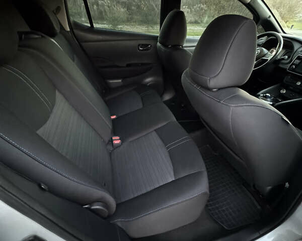 Серый Ниссан Лиф, объемом двигателя 0 л и пробегом 150 тыс. км за 10800 $, фото 27 на Automoto.ua