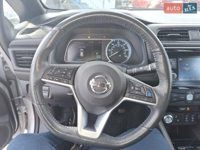 Серый Ниссан Лиф, объемом двигателя 0 л и пробегом 60 тыс. км за 14300 $, фото 14 на Automoto.ua