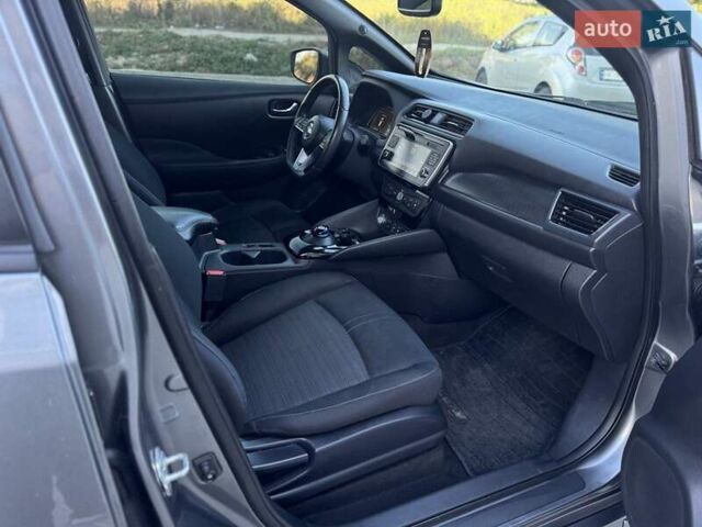 Серый Ниссан Лиф, объемом двигателя 0 л и пробегом 160 тыс. км за 10999 $, фото 18 на Automoto.ua