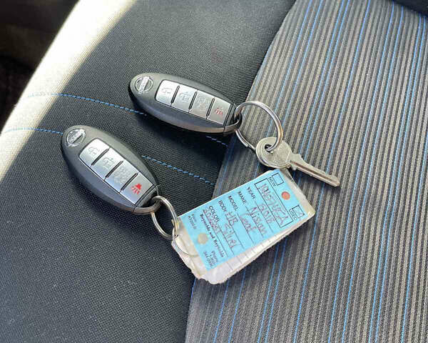 Серый Ниссан Лиф, объемом двигателя 0 л и пробегом 141 тыс. км за 12000 $, фото 14 на Automoto.ua