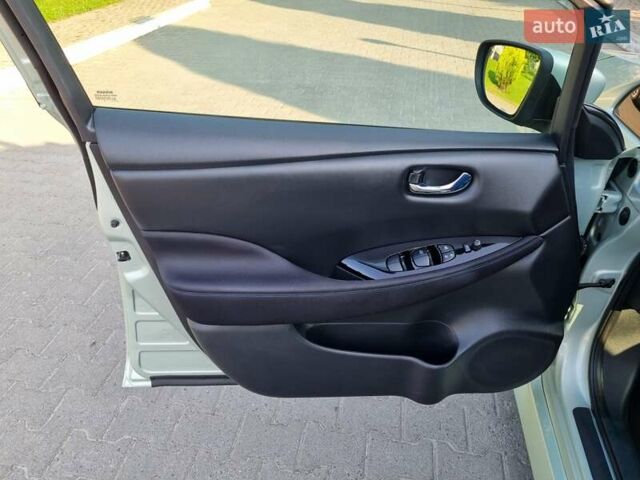 Сірий Ніссан Ліф, об'ємом двигуна 0 л та пробігом 173 тис. км за 10850 $, фото 18 на Automoto.ua