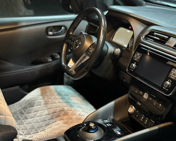 Серый Ниссан Лиф, объемом двигателя 0 л и пробегом 160 тыс. км за 14575 $, фото 12 на Automoto.ua