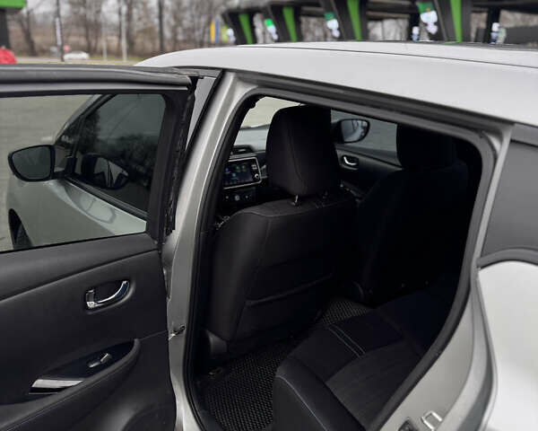 Серый Ниссан Лиф, объемом двигателя 0 л и пробегом 73 тыс. км за 13800 $, фото 25 на Automoto.ua