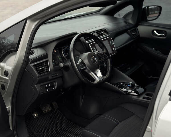 Серый Ниссан Лиф, объемом двигателя 0 л и пробегом 73 тыс. км за 13800 $, фото 19 на Automoto.ua