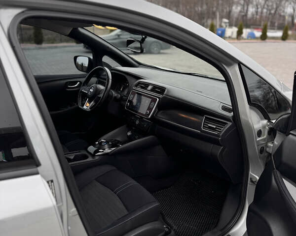 Серый Ниссан Лиф, объемом двигателя 0 л и пробегом 73 тыс. км за 13800 $, фото 26 на Automoto.ua