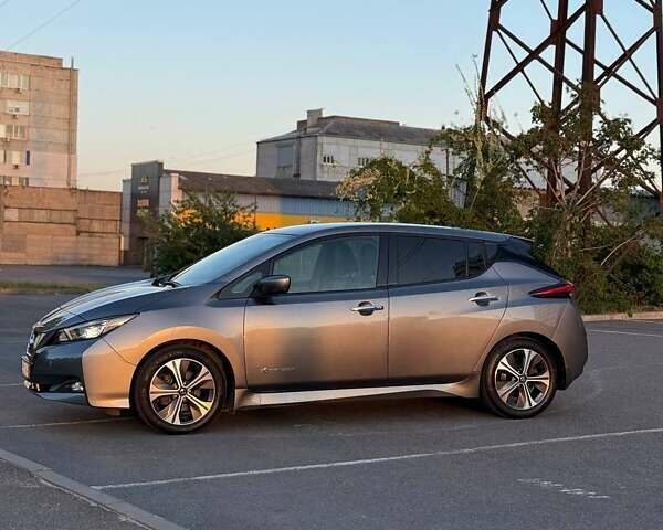 Серый Ниссан Лиф, объемом двигателя 0 л и пробегом 90 тыс. км за 12999 $, фото 8 на Automoto.ua
