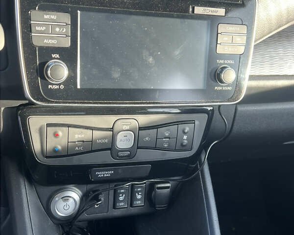 Серый Ниссан Лиф, объемом двигателя 0 л и пробегом 106 тыс. км за 12200 $, фото 19 на Automoto.ua