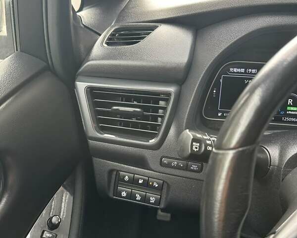 Сірий Ніссан Ліф, об'ємом двигуна 0 л та пробігом 120 тис. км за 12500 $, фото 29 на Automoto.ua