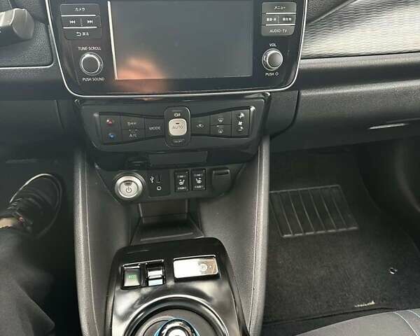 Сірий Ніссан Ліф, об'ємом двигуна 0 л та пробігом 120 тис. км за 12500 $, фото 14 на Automoto.ua