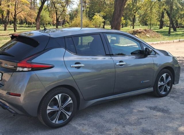 Серый Ниссан Лиф, объемом двигателя 0 л и пробегом 120 тыс. км за 16800 $, фото 2 на Automoto.ua