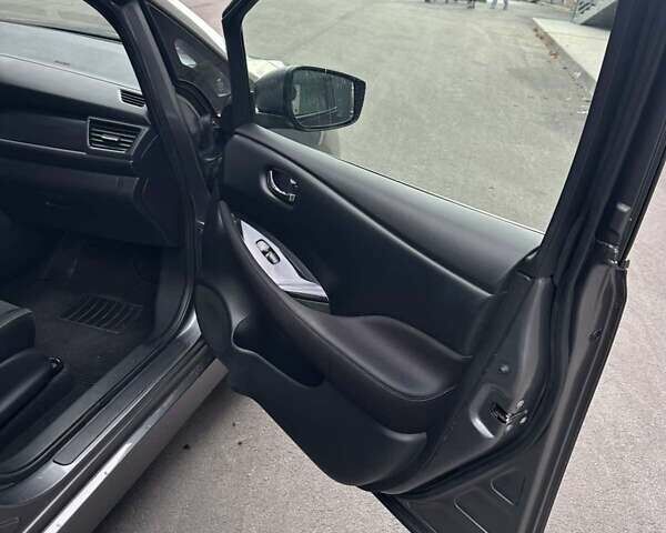 Сірий Ніссан Ліф, об'ємом двигуна 0 л та пробігом 120 тис. км за 12500 $, фото 35 на Automoto.ua