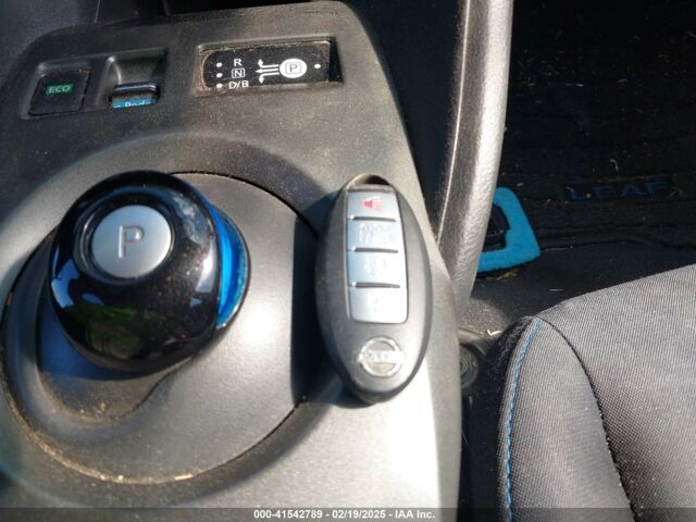 Серый Ниссан Лиф, объемом двигателя 0 л и пробегом 61 тыс. км за 8100 $, фото 8 на Automoto.ua