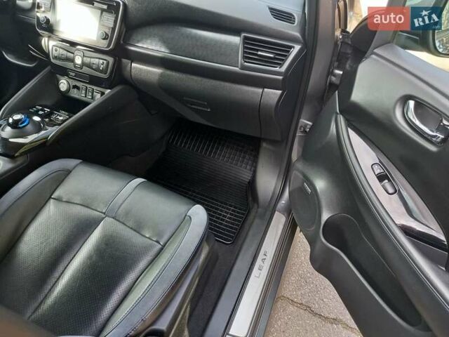 Серый Ниссан Лиф, объемом двигателя 0 л и пробегом 61 тыс. км за 14200 $, фото 3 на Automoto.ua