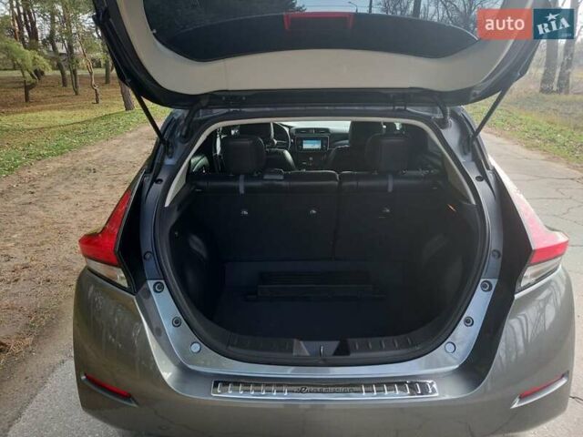 Серый Ниссан Лиф, объемом двигателя 0 л и пробегом 61 тыс. км за 14200 $, фото 19 на Automoto.ua